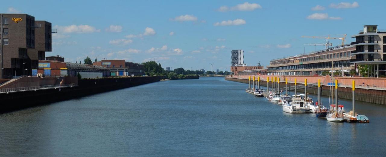 Suesses Motorboot - Bremen Ueberseestadt Exterior foto